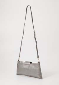 Metallisch graue Umhängetasche mit glatter Textur, schlankem Design und einem umklappbaren Deckel. Mit verstellbarem Riemen und Beschlägen in Goldfarbe.