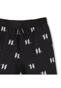 Μαύρα μαγιό βερμούδα με επαναλαμβανόμενο λευκό μοτίβο λογότυπου, διαθέτοντας ελαστική μέση με κορδόνι για ρυθμιζόμενη εφαρμογή.