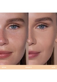 Vergelijking voor en na van de huid; links toont een ongelijke textuur en sproeten, rechts een gladde, egale huid met een matte finish.