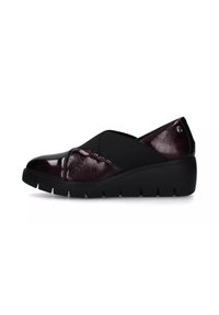 Scarpe slip-on bordeaux con finitura lucida in vernice e parte superiore in elastico nero testurizzato, dotate di una suola a zeppa spessa con battistrada pronunciato.