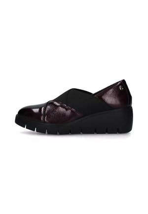 Scarpe slip-on bordeaux con finitura lucida in vernice e parte superiore in elastico nero testurizzato, dotate di una suola a zeppa spessa con battistrada pronunciato.