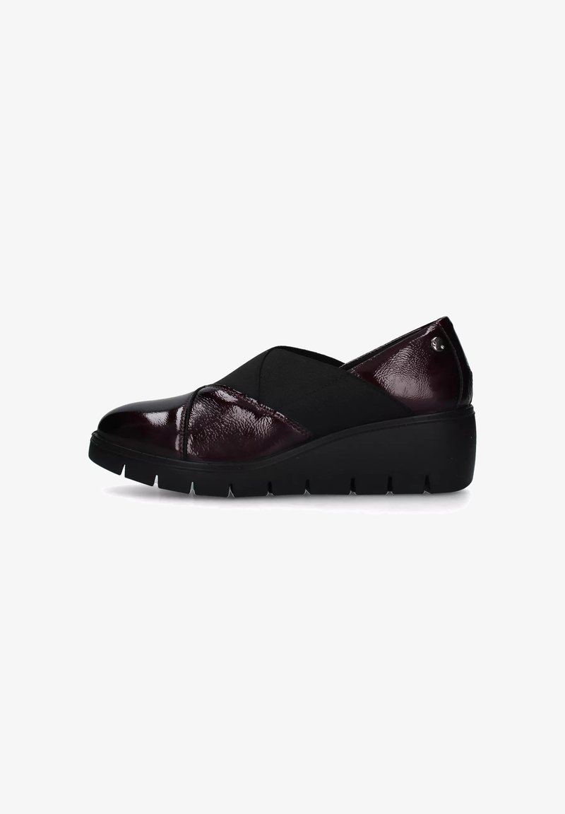 Scarpe slip-on bordeaux con finitura lucida in vernice e parte superiore in elastico nero testurizzato, dotate di una suola a zeppa spessa con battistrada pronunciato.