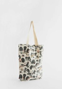 Tote bag med et legende design af forskellige pingviner iført hatte og tørklæder mod en cremet baggrund, med et let håndtag.