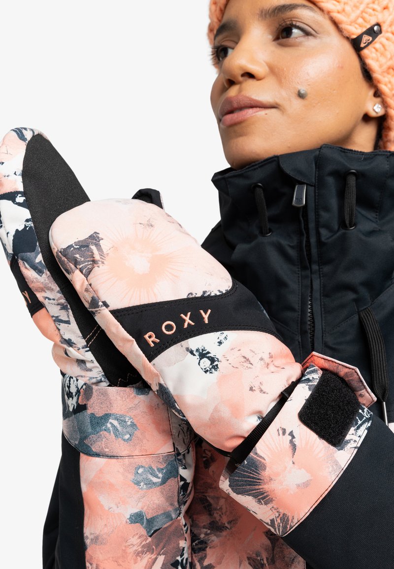 Roxy rukavice v čiernej a ružovej kvetinovej vzore, vyrobené z mäkkého materiálu, s textúrovanými akcentmi a suchým zipsom pre nastaviteľné prispôsobenie.