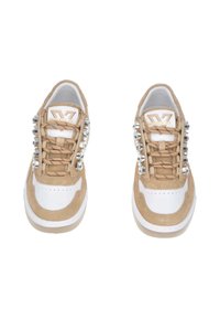 Sneakers beige in suede e bianco in pelle con accenti metallici e lacci decorativi. Presentano un colletto imbottito e una suola in gomma.