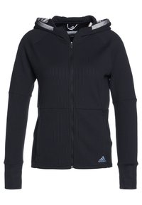 Haut à zip noir avec un motif gaufré texturé, capuche, et accents gris contrastants au niveau du col ; arbore le logo adidas en bleu.