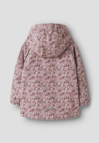 Rosa floral gemusterte Jacke mit Kapuze, elastischen Bündchen und abgerundetem Saum. Aus leichtem Material gefertigt, mit seitlichen Taschen.