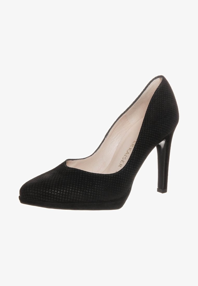 Musta korkokenkä, jossa on teksturoitu timanttipattern-pinta, teräväkärkinen muotoilu ja hoikka stiletto-korko. Sisusta on beige.