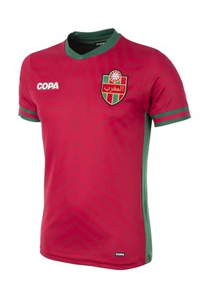 Maglia da calcio rossa con colletto verde e strisce sulle maniche, stemma della squadra del Marocco sul petto e logo bianco "COPA" sul davanti.