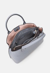 Bolso de mano azul claro con textura de cocodrilo, doble asa, parte superior abierta que muestra múltiples compartimentos con cremalleras y forro interior suave en color rosa.