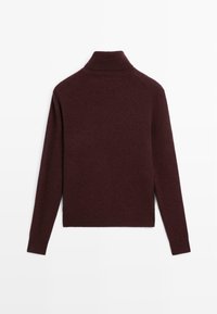 Burgundowa swetr turtleneck z długimi rękawami, o miękkiej fakturze i dopasowanym kroju. Posiada prążkowane wykończenia przy kołnierzu i u dołu.