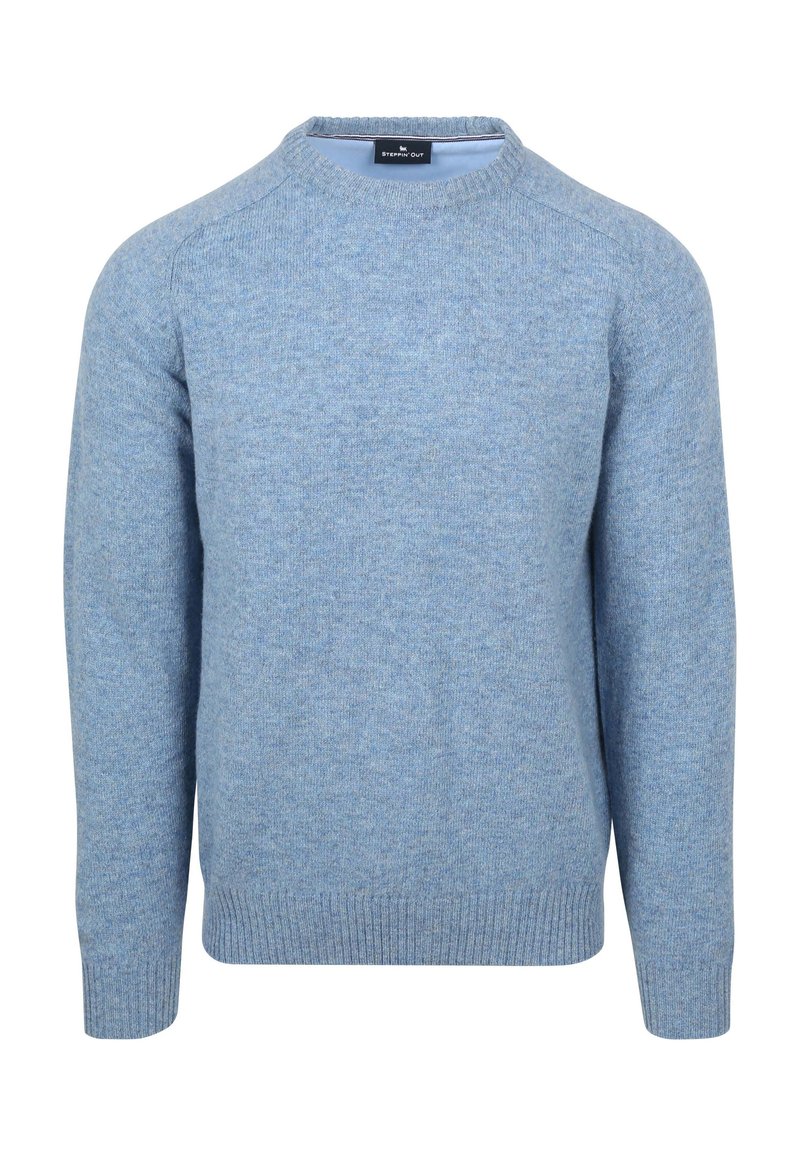 Lichtblauwe trui van een textuurgebreide stof, met een ronde halslijn en geribde manchetten en onderkant. Eenvoudig, effen kleurontwerp.