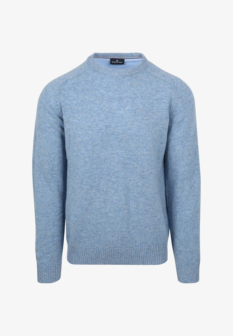 Lichtblauwe trui van een textuurgebreide stof, met een ronde halslijn en geribde manchetten en onderkant. Eenvoudig, effen kleurontwerp.
