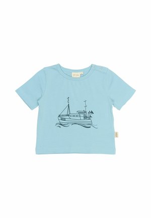 Világoskék pamut rövid ujjú póló, amelyen egy fekete hajó grafika található az elején, rámpattintható gombokkal a vállon.