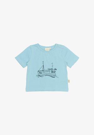 Lichtblauwe katoenen t-shirt met korte mouwen met een zwarte bootafbeelding op de voorkant, voorzien van drukknoopaccenten op de schouder.