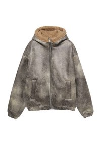 Veste grise texturée avec une capuche doublée de shearling beige, fermeture éclair sur le devant, deux poches latérales et poignets côtelés pour un ajustement sécurisé.