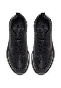 Zwarte sneakers van gestructureerd leer met een gladde neus, ronde veters en rubberen zolen. Minimalistisch ontwerp zonder merken of accenten.
