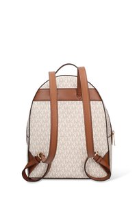 Beige rugzak met monogram en bruine leren riemen en accenten. Heeft een afgeronde vorm en een bovenste handvat voor gemakkelijk dragen.