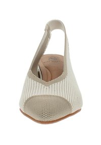 Zapato slingback de tela beige con punta redondeada, parte superior de punto texturizado, correa elástica y plantilla acolchada. Suela de goma plana.