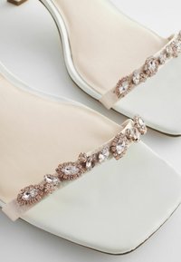 Next FOREVER COMFORT WEDDING EMBELLISHED LOW HEEL BRIDAL  - REGULAR FIT - Sandaalit nilkkaremmillä - ivory