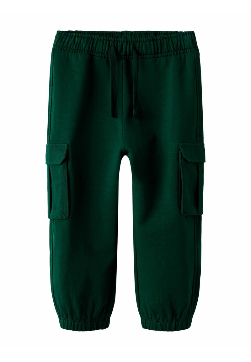 Pantalons de survêtement verts en tissu doux, dotés d'une taille élastique, d'un cordon de serrage et de deux poches cargo sur les côtés. Poignets froncés aux chevilles.