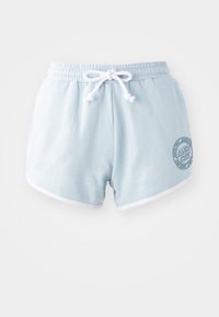 Shorts bleu clair en tissu doux avec un cordon blanc, présentant une bordure blanche et un patch logo circulaire sur le côté.