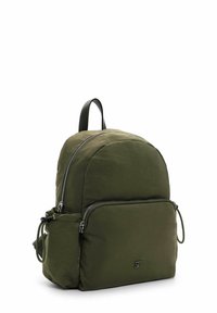 Mochila de nylon verde con forma redondeada, dos compartimentos con cremallera y un asa superior. Cuenta con un logotipo en la parte frontal y correas ajustables.
