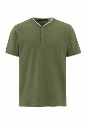 Olivgrünes Henley-Shirt mit kurzen Ärmeln, drei Knöpfen vorne und hellgrauen Besätzen am Kragen und an den Ärmelsäumen.