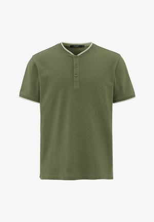 Oliivinvihreä lyhythihainen Henley-paita, jossa on kolme etunappia ja vaaleanharmaa reunus kauluksessa ja hihojen reunoissa.