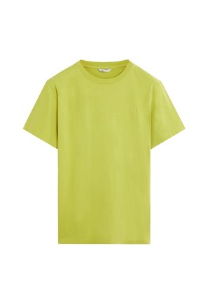 Camiseta verde lima de algodón con cuello redondo, mangas cortas y un pequeño logotipo bordado en el pecho. Textura suave.