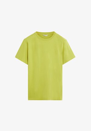 Camiseta verde lima de algodón con cuello redondo, mangas cortas y un pequeño logotipo bordado en el pecho. Textura suave.
