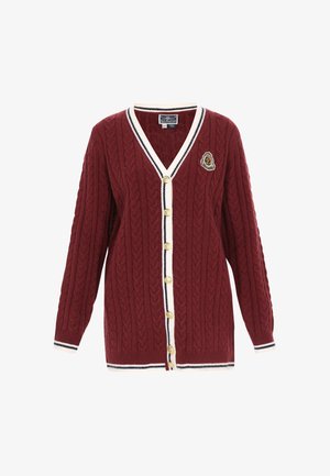 Bordeauxfarbener Zopfmuster-Cardigan mit V-Ausschnitt, goldenen Knöpfen und weißen/navy gestreiften Abschlüssen. Verfügt über ein Patch mit der Nummer 9 auf der Brust.