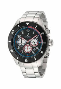 Silverfärgad klocka i rostfritt stål med svart urtavla, tre underdials, klara vita och röda markörer samt en roterande bezel. Utrustad med ett metallarmband.