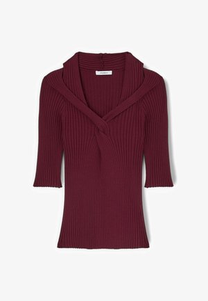 Pull bordeaux en maille côtelée avec manches trois-quarts et détail de col en V torsadé.