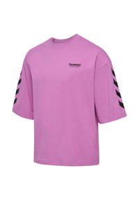 Világos rózsaszín, oversized pamut póló. A mellkasán fekete "hummel" logó, az ujjakon pedig fekete chevron csíkok találhatók.