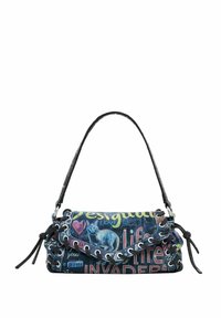 Schwarze Handtasche mit buntem Graffiti-Druck, der Text und eine Katzengrafik zeigt. Weiches Material, geschwungene Form und kurzer Griff mit Schnürungsakzenten.