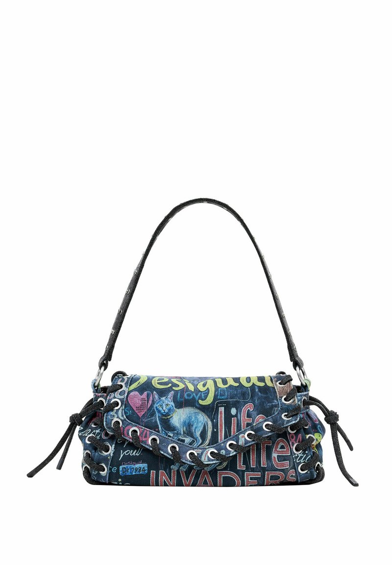 Schwarze Handtasche mit buntem Graffiti-Druck, der Text und eine Katzengrafik zeigt. Weiches Material, geschwungene Form und kurzer Griff mit Schnürungsakzenten.