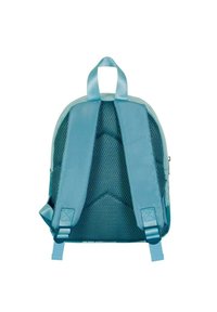 La mochila azul tiene un material suave con correas de malla, forma redondeada y un asa en la parte superior. Incluye correas ajustables y detalles sutiles.