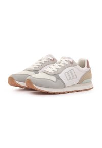 Sneaker grigie e bianche con tessuto strutturato, suola in gomma e accento verde menta chiaro. Presentano un design tradizionale con lacci e dettaglio del logo.