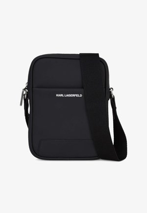 Borsa a tracolla rettangolare nera con tracolla regolabile, tasca frontale e logo "KARL LAGERFELD" in testo bianco.
