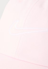 Ροζ υφασμάτινο καπέλο μπέιζμπολ με διακριτικό κεντητό λογότυπο Nike Swoosh στην μπροστινή πλευρά.