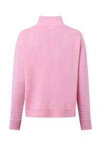 Rosa Strickpulli mit hohem Hals, überschnittenen Schultern und geripptem Saum. Glatte Textur mit leicht verschwommener Erscheinung.