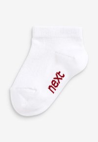 Weiße Baumwollknöchelsocke mit gerippter Textur und rotem gesticktem "next"-Logo an der Seite. Weiches, flexibles und niedrig geschnittenes Design.