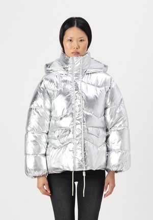 Chaqueta de plumas plateada con un acabado brillante, capucha, cremallera frontal, puños elásticos y dobladillo con cordón. Diseño acolchado con costuras horizontales.