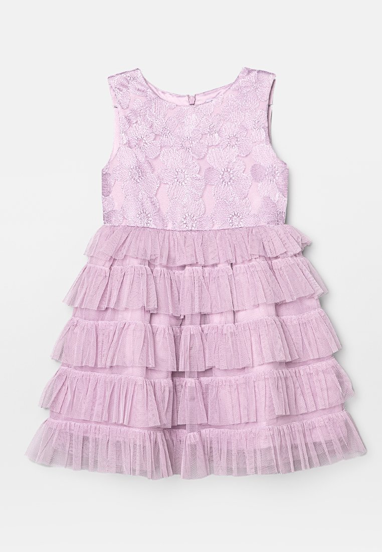 Robe lilas à design sans manches, présentant un corsage floral texturé et une jupe en tulle à volants superposés. Fermeture au dos avec un bouton.