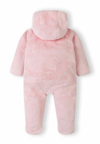 Roze fleece sneeuwpak met een capuchon, met lange mouwen en voetjes, gladde textuur en zacht ontwerp. Geen sluitingen zichtbaar.