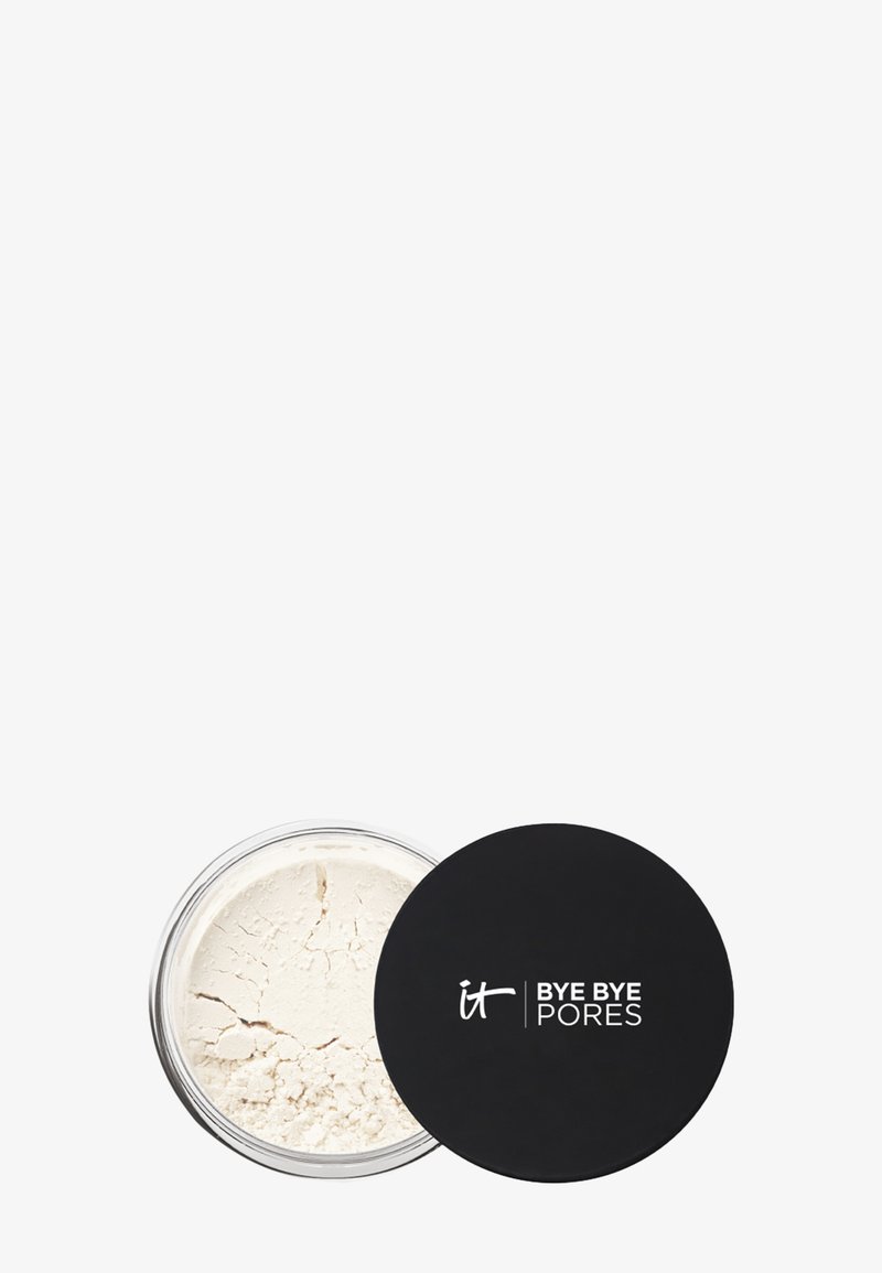 Løs gjennomsiktig pudder i en klar rund beholder med svart lokk merket "it BYE BYE PORES" på en ensfarget hvit bakgrunn.