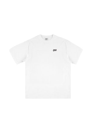 Biała bawełniana koszulka z krótkim rękawem, z czarnym logo symbolu nieskończoności na lewej stronie klatki piersiowej. Klasyczny krój z okrągłym dekoltem.