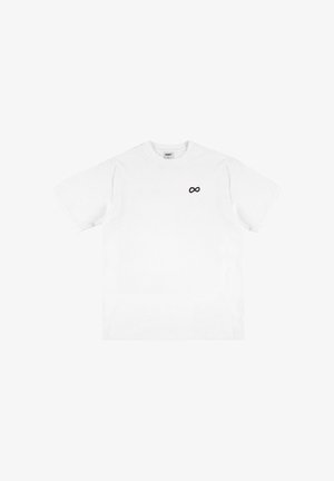 Biała bawełniana koszulka z krótkim rękawem, z czarnym logo symbolu nieskończoności na lewej stronie klatki piersiowej. Klasyczny krój z okrągłym dekoltem.