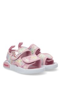 Las sandalias rosas presentan una parte superior de tela suave con un diseño de estrellas, correas de velcro y una suela blanca acolchada. Detalle de estrella brillante en el costado.